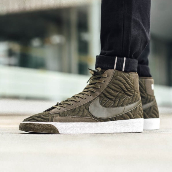 NIKE Blazer Mid Premium SE Hi Top Trainers - Picture 2 of 11